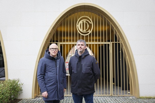 Hans Janssen en Luk Mertens van Bold-architecten voor de poort, met het logo van de Dames erin verwerkt. 