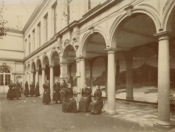 Een foto uit 1893 met leerlingen voor de intussen beschermde zuilengalerij