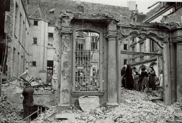 Een foto vlak na het bombardement in 1944: een deel van de school is ingestort. 